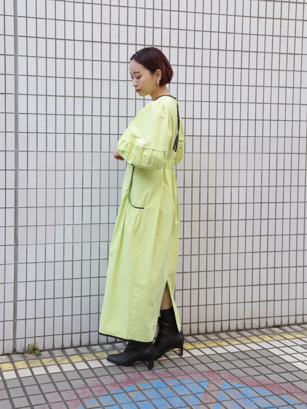 ブラック系のブーツ、グリーン系のワンピース、グリーン系のワンピースを着用したレディースの冬コーディネートの2枚目の写真