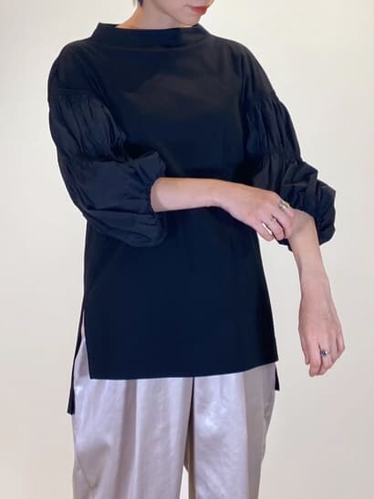 ブラック系のTシャツ/カットソーを着用したレディースの秋コーディネートの3枚目の写真