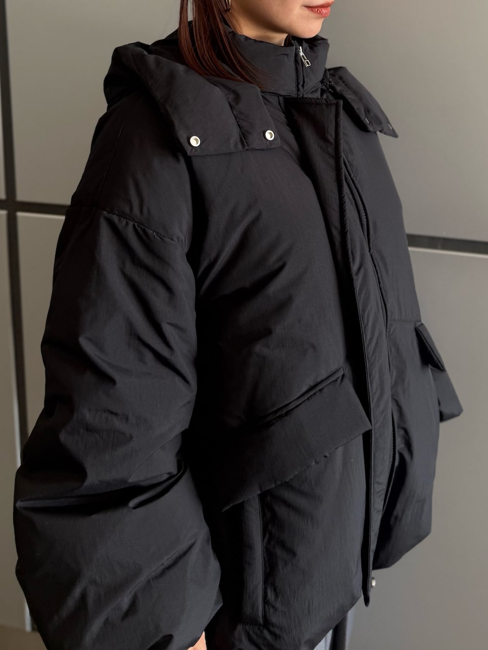 グレー系のニット/セーター、グレー系のその他パンツ、ブラック系のローファーを着用したレディースの冬コーディネートの7枚目の写真