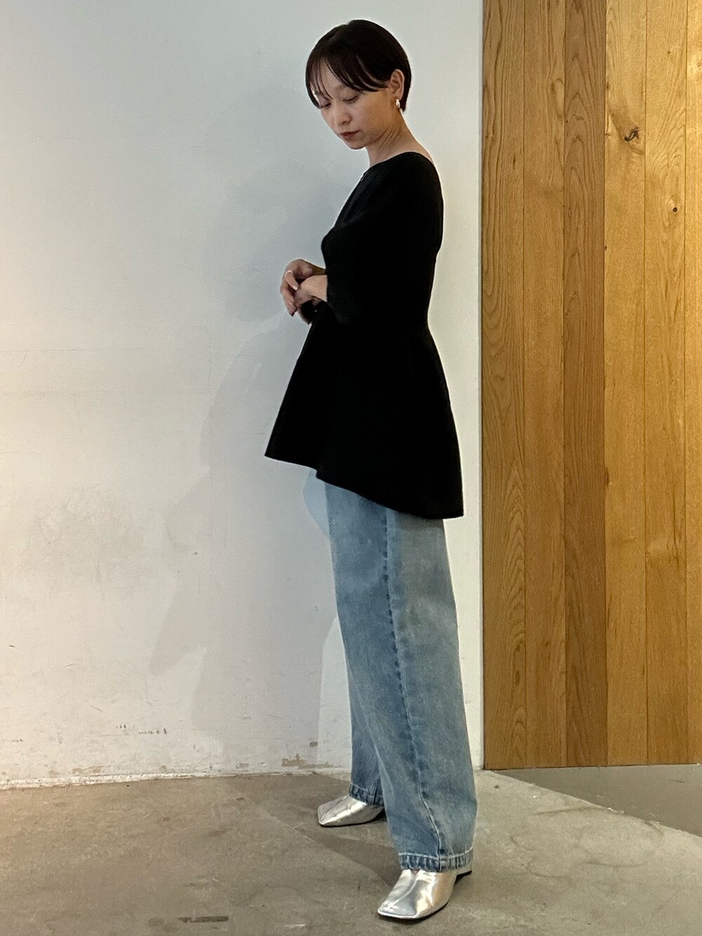 ブラック系のシャツ/ブラウス、ブルー系のデニムパンツ、シルバー系のパンプスを着用したレディースの夏コーディネートの3枚目の写真