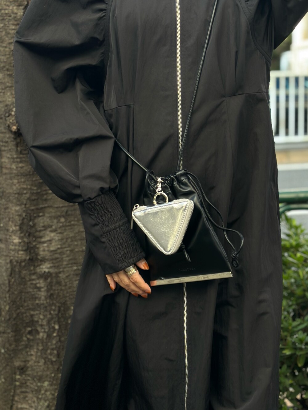 「ELENDEEK、エレンディーク、ワンピース、ワントーンコーデ、ワンピーススタイル、ロングワンピース、ロングワンピ、ブラック、ブラックコーデ、お出かけコーデ、モードカジュアル、きれいめカジュアル、キレイめ、ボリューム袖、ショルダーバッグ」｜「ELENDEEKのマルチショルダーバッグ（ショルダーバッグ、ブラック系）」を使った、azusaさん（レディース・153cm）の冬コーディネートの8枚目の写真