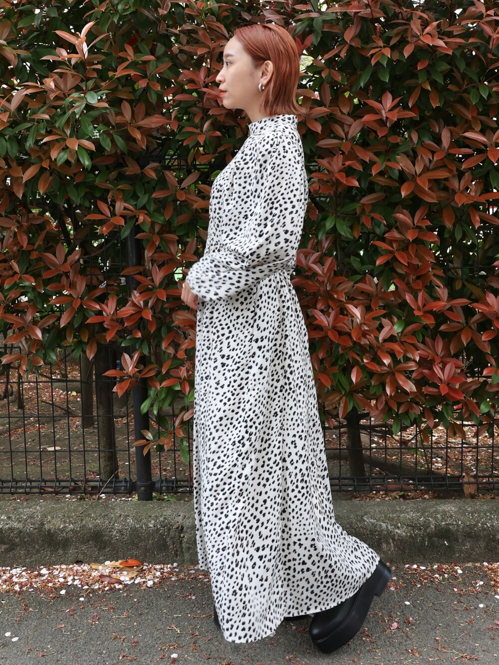 グリーン系のブルゾン、その他のワンピース、ブラック系のブーツを着用したレディースの春コーディネートの7枚目の写真