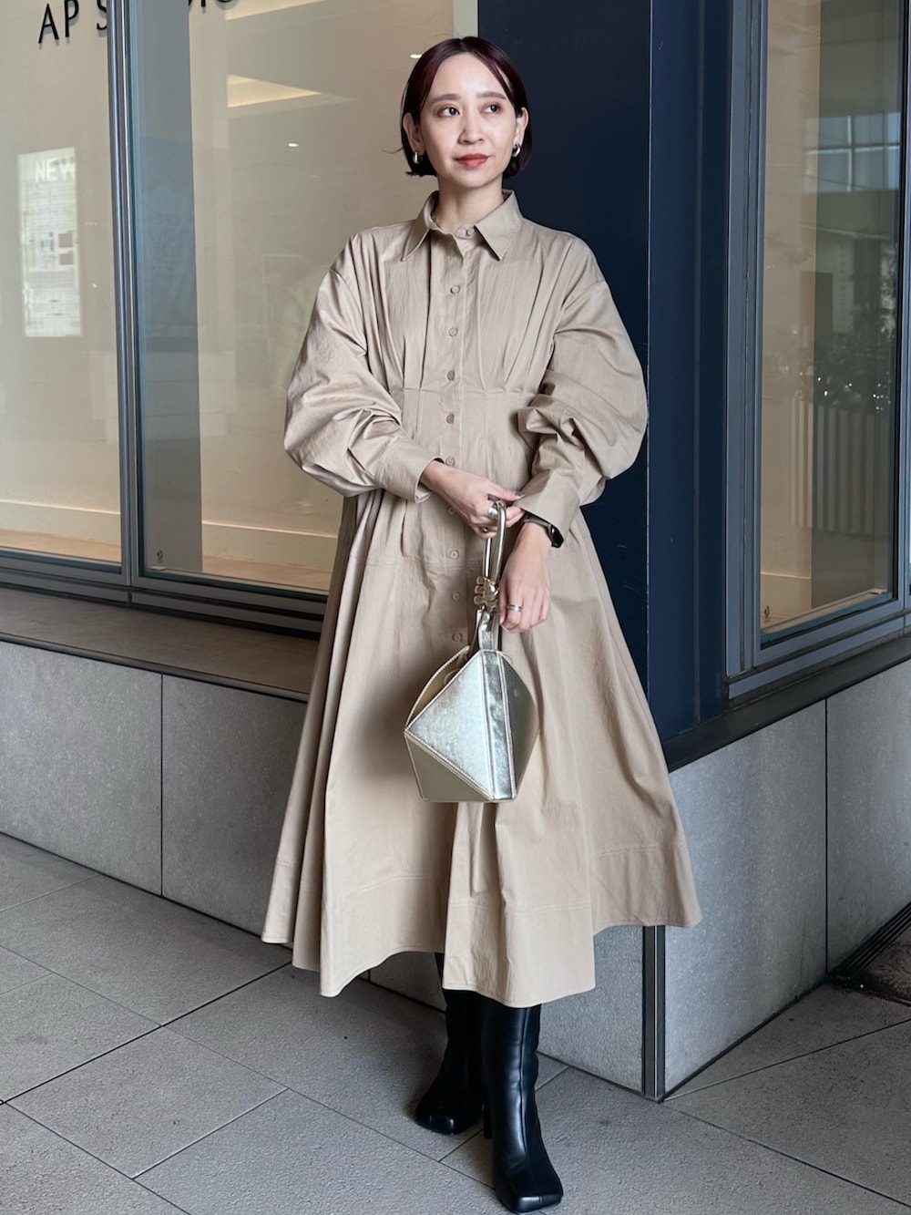 「ELENDEEK、エレンディーク、ワンピース、ワンピーススタイル、ワンピースコーデ、女子会、冬服、春服、オトナ女子、きれいめコーディネート、大人かわいい、お出かけコーデ」｜「ELENDEEKのウエストタックドフォルムワンピース（ワンピース、ベージュ系）」を使った、azusaさん（レディース・153cm）の冬コーディネートの2枚目の写真