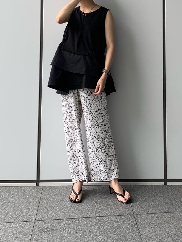 ブラック系のTシャツ/カットソー、ブラック系のその他パンツを着用したレディースの夏コーディネートの4枚目の写真