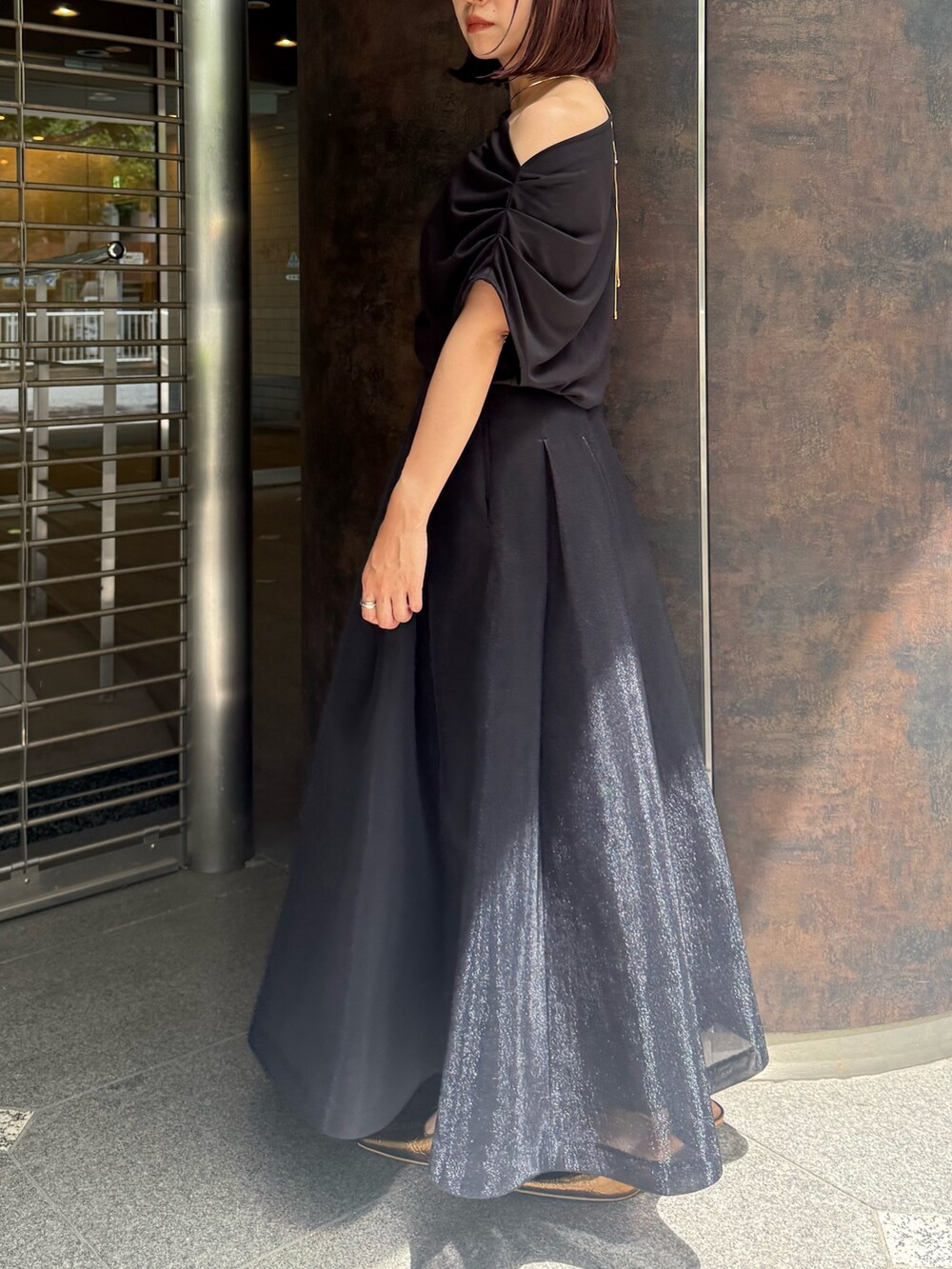 ブラック系のTシャツ/カットソー、その他のパンプス、ブラック系のスカートを着用したレディースの夏コーディネートの3枚目の写真