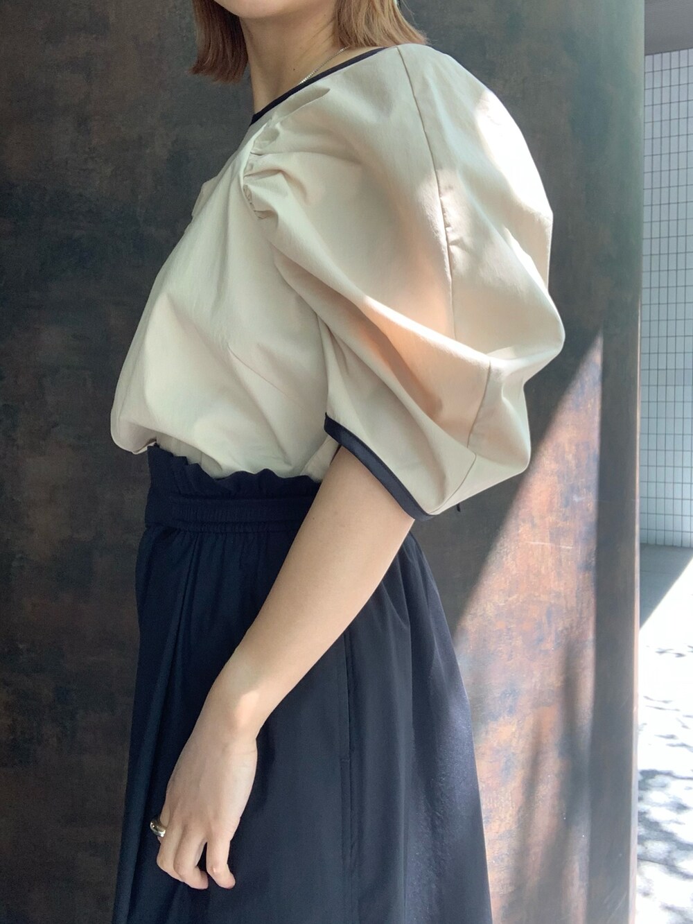 ブラック系のサンダル、ベージュ系のシャツ/ブラウス、ブラック系のその他パンツを着用したレディースの春コーディネートの6枚目の写真