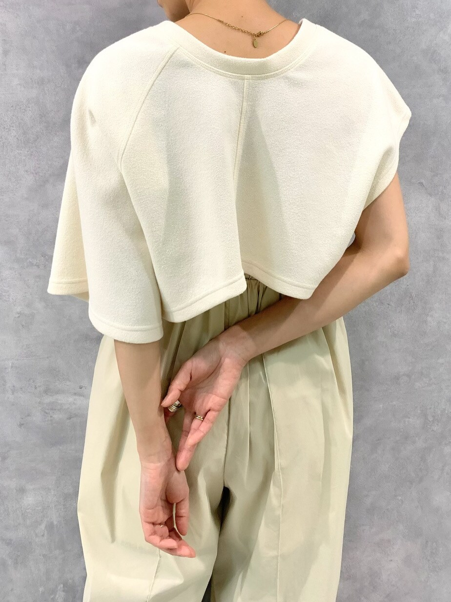 イエロー系のかごバッグを着用したレディースの春コーディネートの7枚目の写真