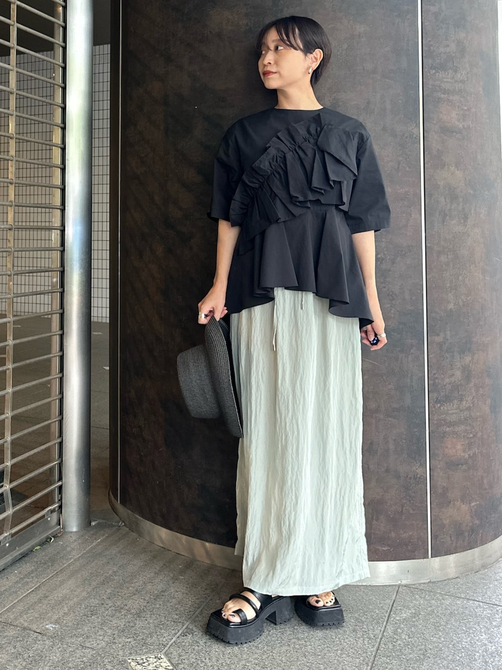 ブラック系のシャツ/ブラウス、グリーン系のスカート、ブラック系のサンダルを着用したレディースの夏コーディネートの2枚目の写真