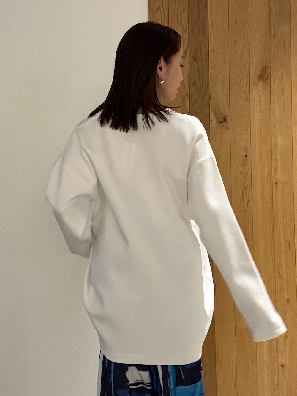 ブラック系のショルダーバッグ、ブルー系のその他パンツ、ブラック系のパンプスを着用したレディースの冬コーディネートの6枚目の写真