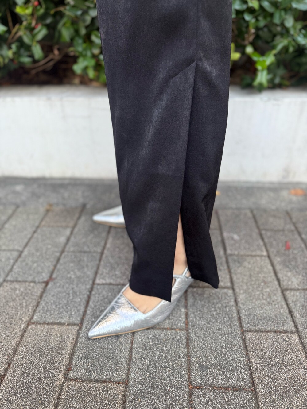 グレー系のシャツ/ブラウス、ブラック系のその他パンツ、シルバー系のパンプスを着用したレディースの冬コーディネートの5枚目の写真
