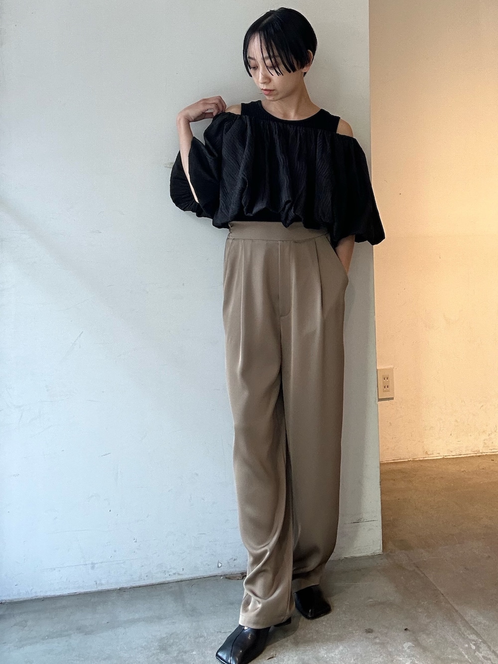 ブラック系のシャツ/ブラウス、ベージュ系のその他パンツ、ブラック系のパンプスを着用したレディースの春コーディネートの4枚目の写真