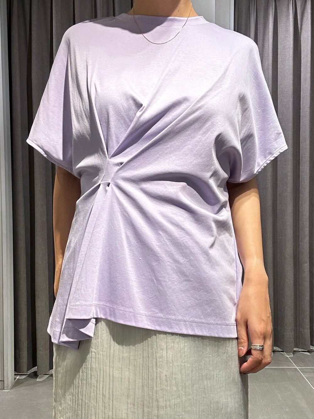 パープル系のTシャツ/カットソー、グレー系のスカート、シルバー系のパンプスを着用したレディースの夏コーディネートの7枚目の写真