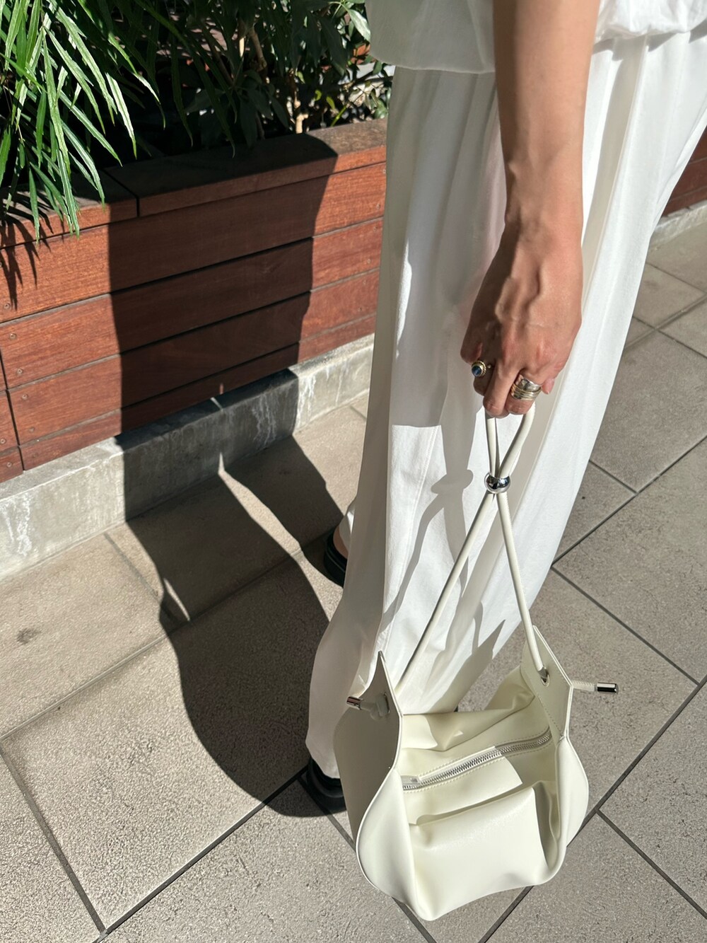 ホワイト系のシャツ/ブラウス、ホワイト系のその他パンツ、ホワイト系のハンドバッグを着用したレディースの春コーディネートの8枚目の写真