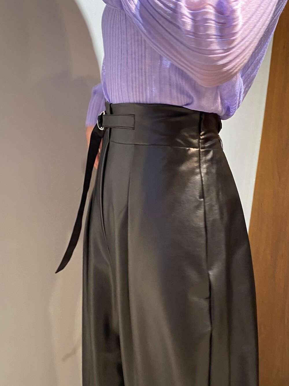 グレー系のノーカラージャケット、ブラック系のブーツ、ブラック系のその他パンツを着用したレディースの秋コーディネートの7枚目の写真