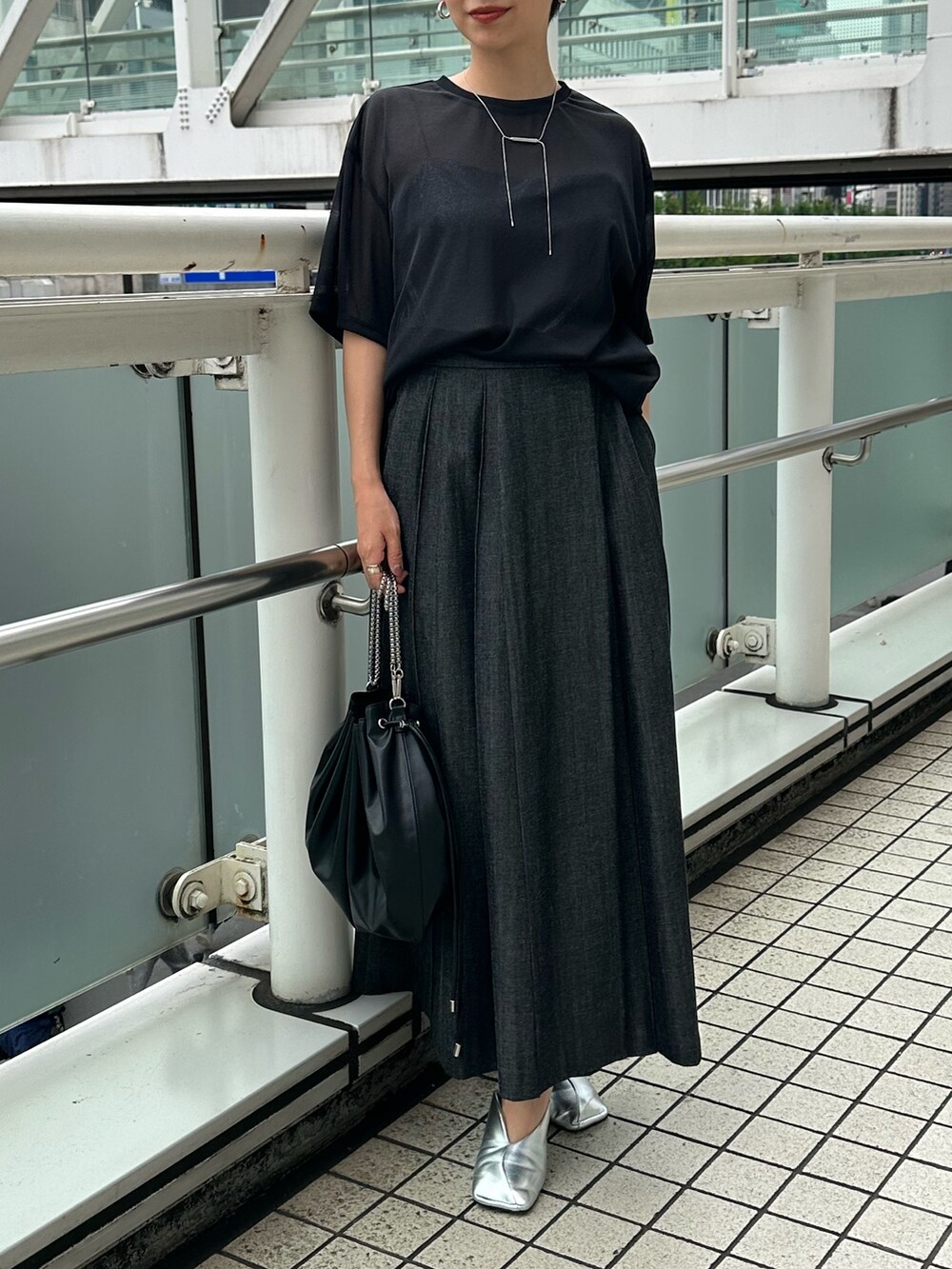 「ELENDEEK、エレンディーク、スカート、スカートスタイル、スカートコーデ、ロングスカート、プリーツスカート、メタリック、シルバー、キャミソール、プリーツ、シルバーシューズ、低身長、ママコーデ、ブラックコーデ」｜「ELENDEEKのSHINY CAMI SET SHEER CS（Tシャツ/カットソー、ブラック系）」を使った、azusaさん（レディース・153cm）の夏コーディネートの4枚目の写真
