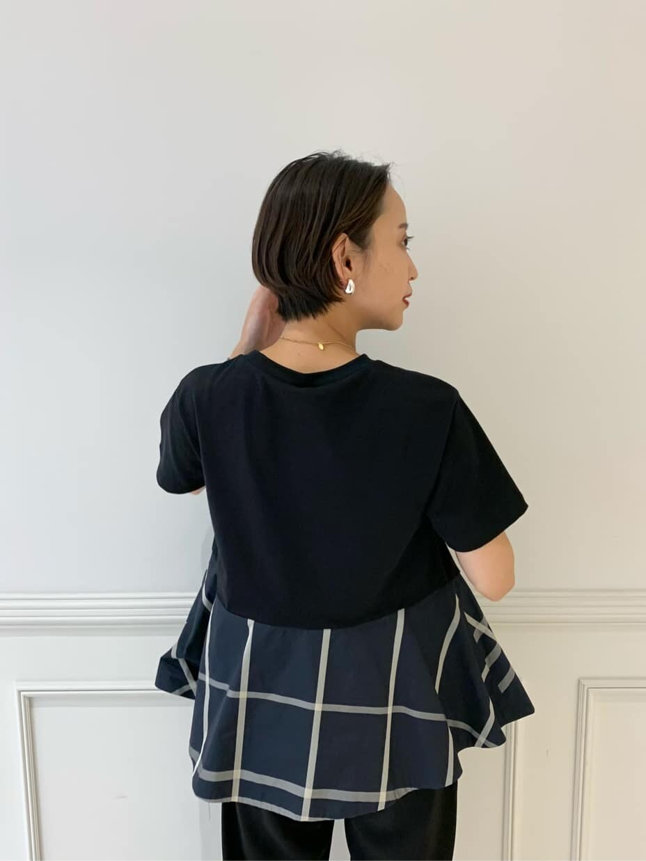 ブラック系のその他パンツ、その他のTシャツ/カットソーを着用したレディースの夏コーディネートの3枚目の写真