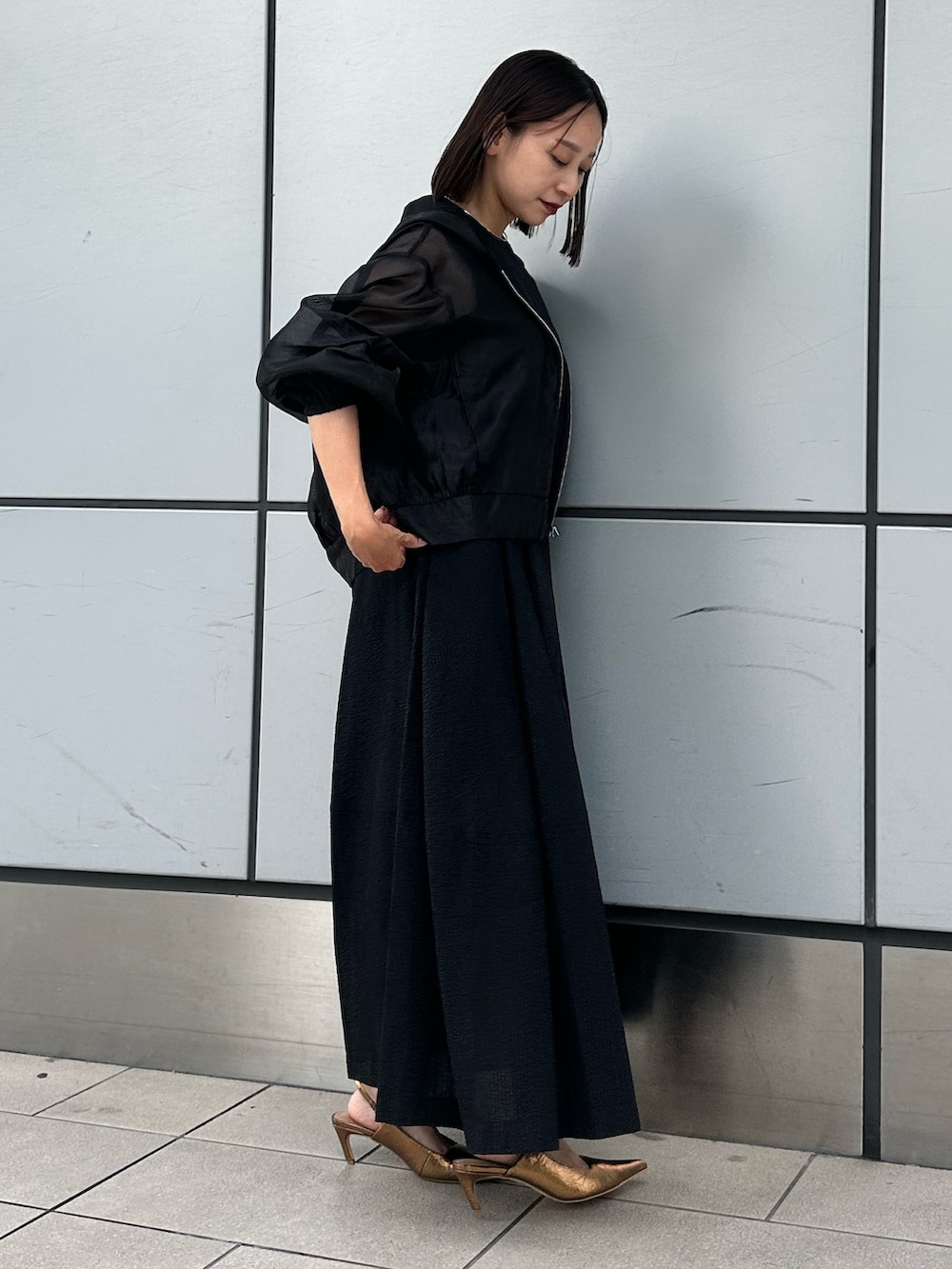 ブラック系のワンピース、その他のパンプス、ブラック系のブルゾンを着用したレディースの夏コーディネートの3枚目の写真