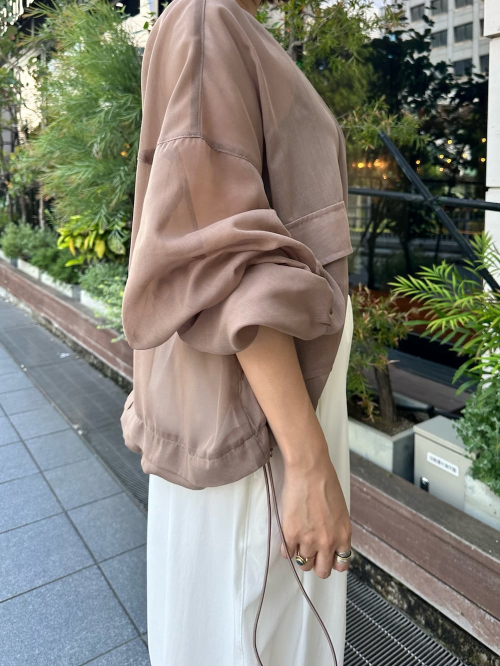 ホワイト系のサンダル、ホワイト系のその他パンツ、ベージュ系のブルゾンを着用したレディースの春コーディネートの5枚目の写真