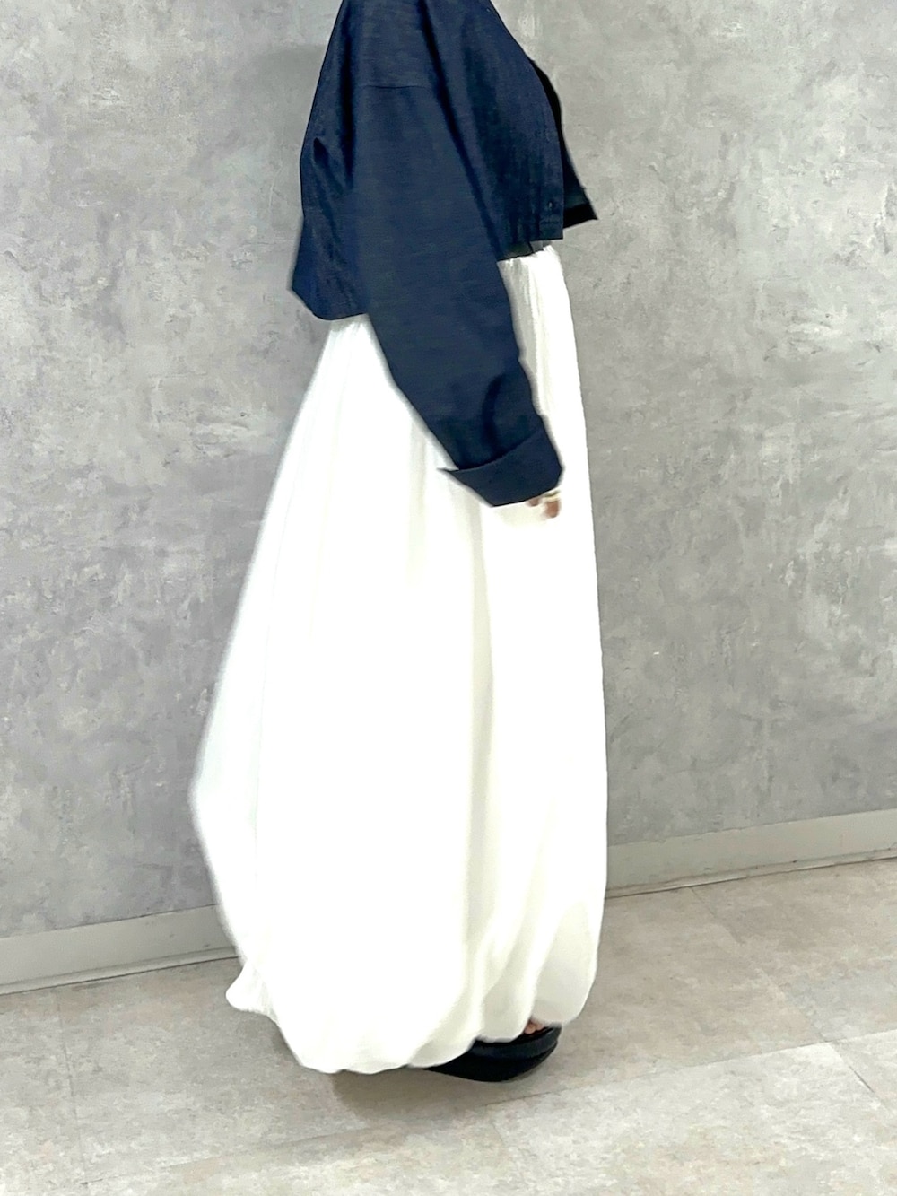 ブルー系のシャツ/ブラウス、グレー系のワンピースを着用したレディースの夏コーディネートの10枚目の写真