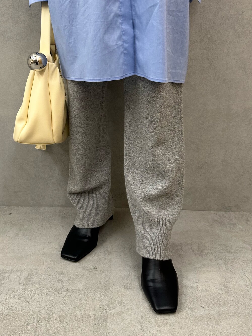 ブルー系のシャツ/ブラウス、グレー系のその他パンツ、ブラック系のブーツを着用したレディースの秋コーディネートの7枚目の写真