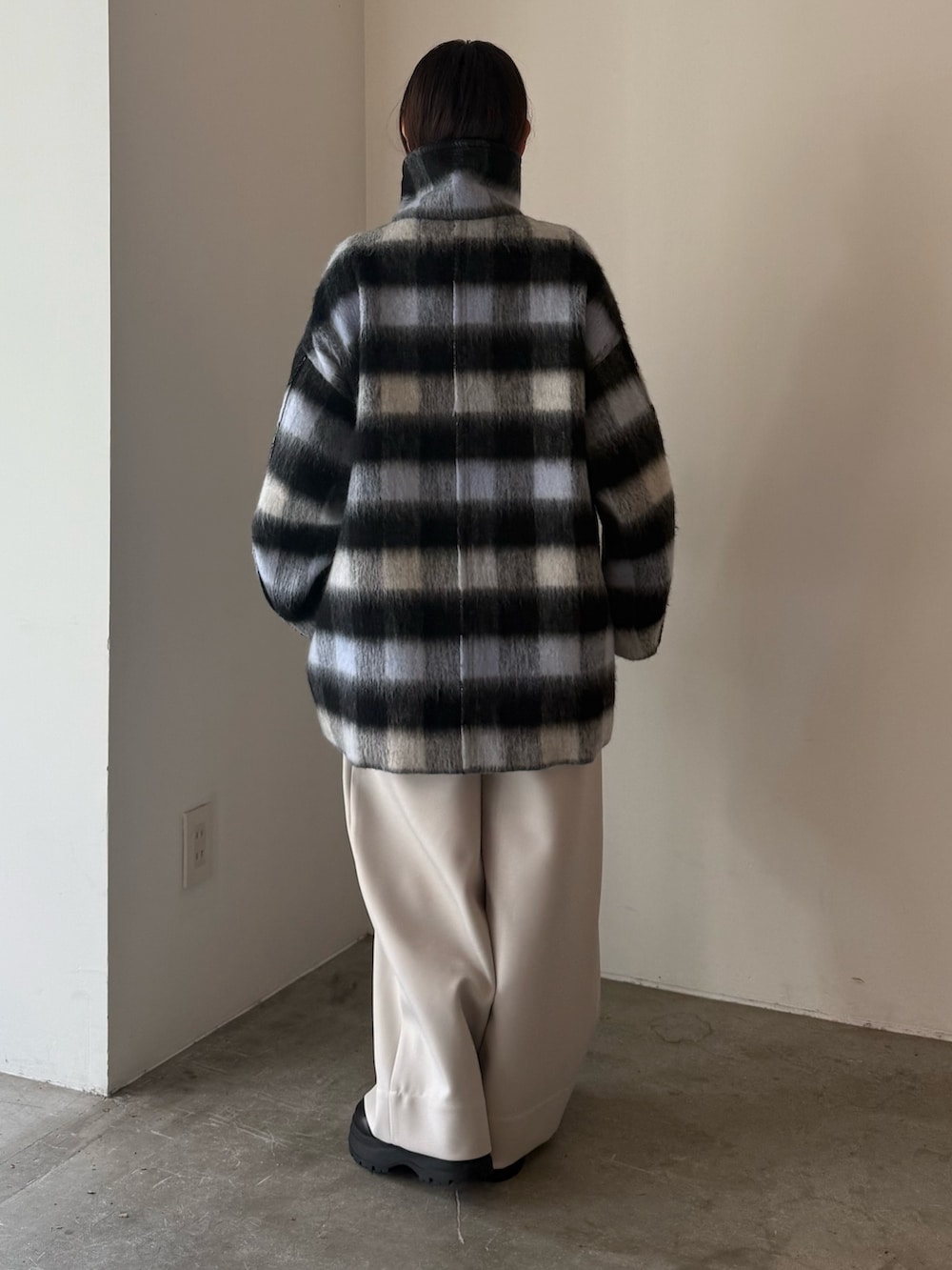 ホワイト系のその他パンツ、その他のその他アウターを着用したレディースの秋コーディネートの3枚目の写真