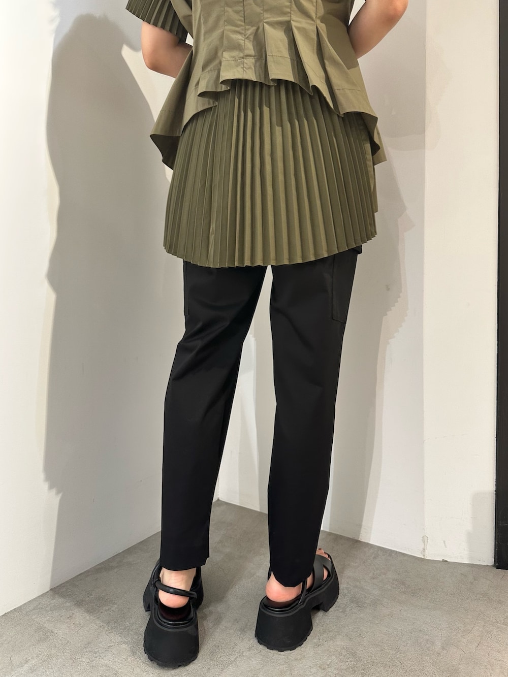 「ELENDEEK、エレンディーク、ブラウス、ブラウスコーデ、ブラウス×パンツ、カーキ、カーキブラウス、カーゴパンツ、カーゴ、黒パンツ、ブラックパンツ、サンダル、夏コーデ、きれいめカジュアル、プリーツ」｜「ELENDEEKのバックプリーツフリルブラウス（シャツ/ブラウス、グリーン系）」を使った、azusaさん（レディース・153cm）の春コーディネートの10枚目の写真