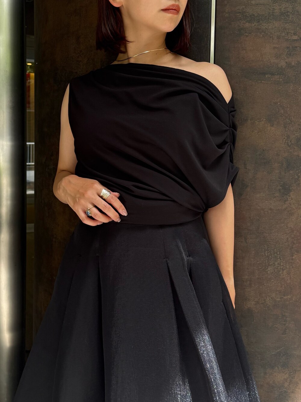 ブラック系のTシャツ/カットソー、その他のパンプス、ブラック系のスカートを着用したレディースの夏コーディネートの9枚目の写真