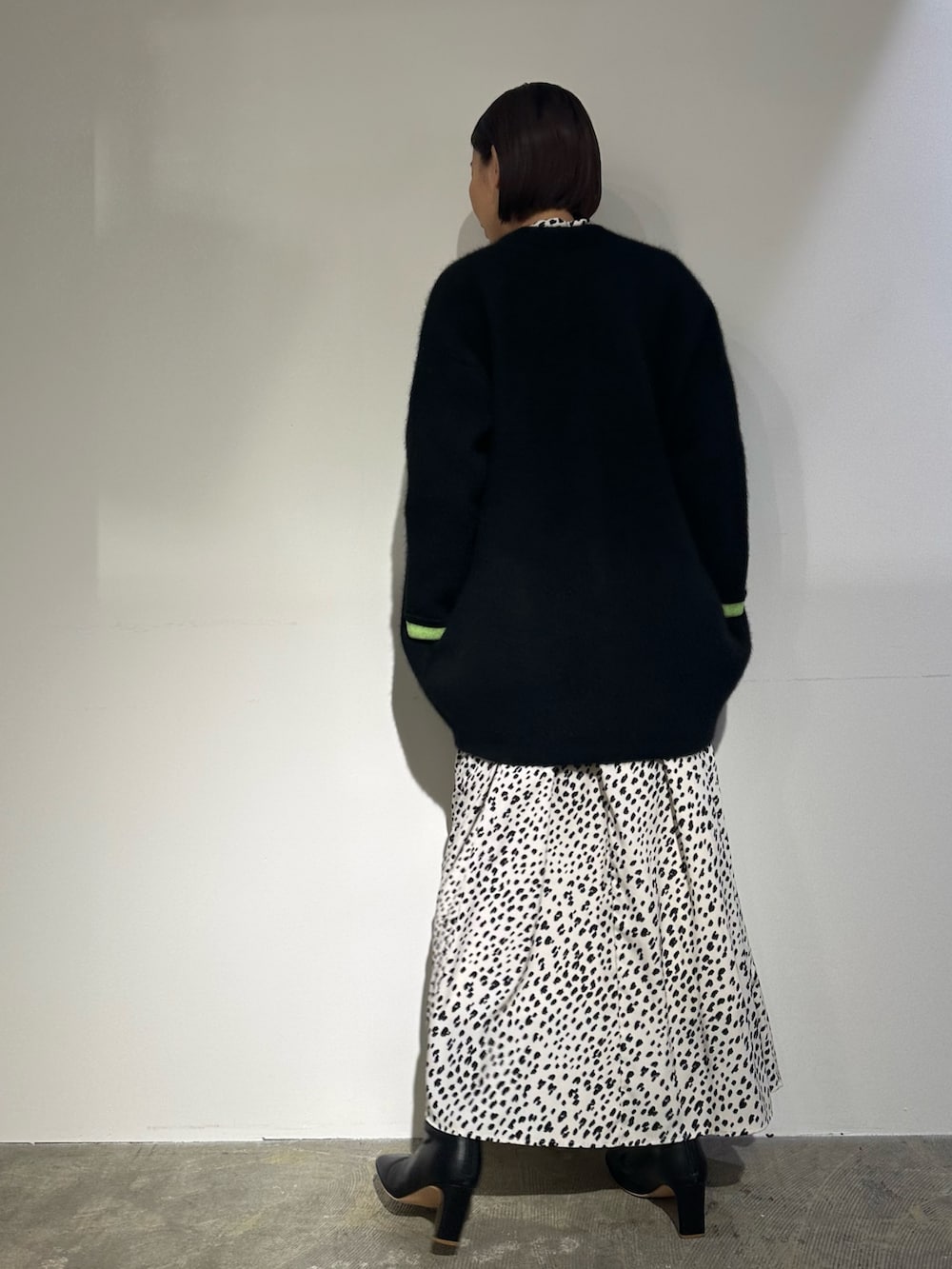 ブラック系のノーカラージャケット、その他のワンピース、ブラック系のブーツを着用したレディースの秋コーディネートの4枚目の写真