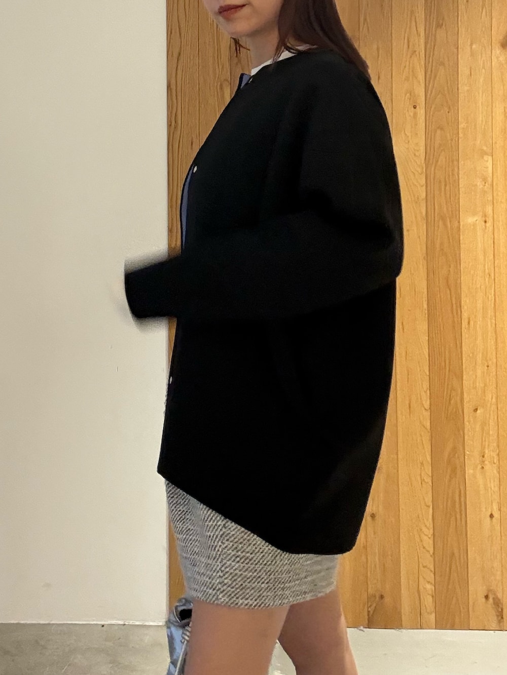 ホワイト系のニット/セーター、その他のその他パンツ、シルバー系のハンドバッグを着用したレディースの冬コーディネートの7枚目の写真