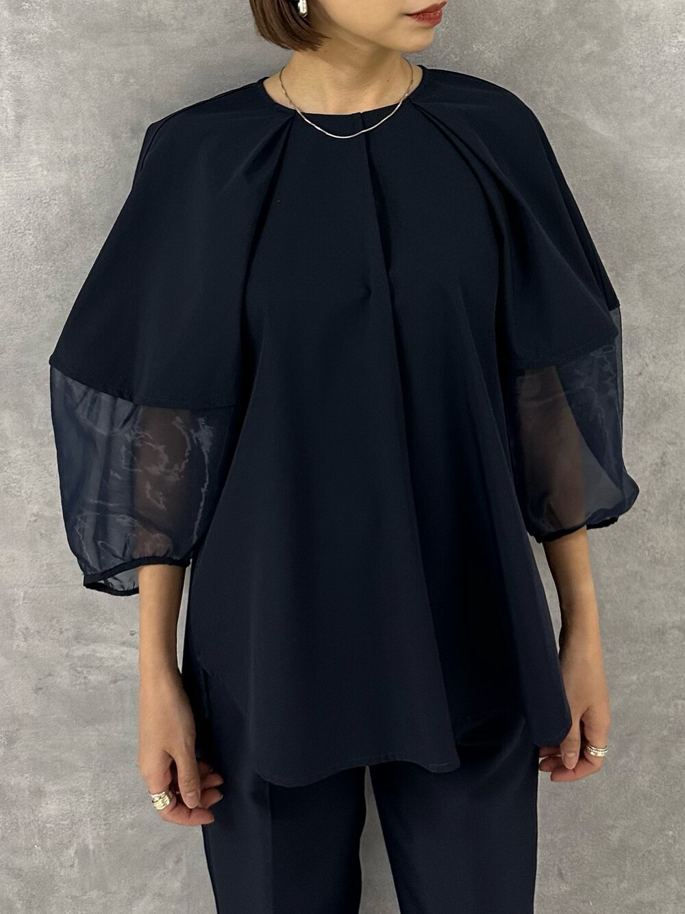 ブラック系のパンプス、ブルー系のシャツ/ブラウス、ブルー系のその他パンツを着用したレディースの春コーディネートの5枚目の写真