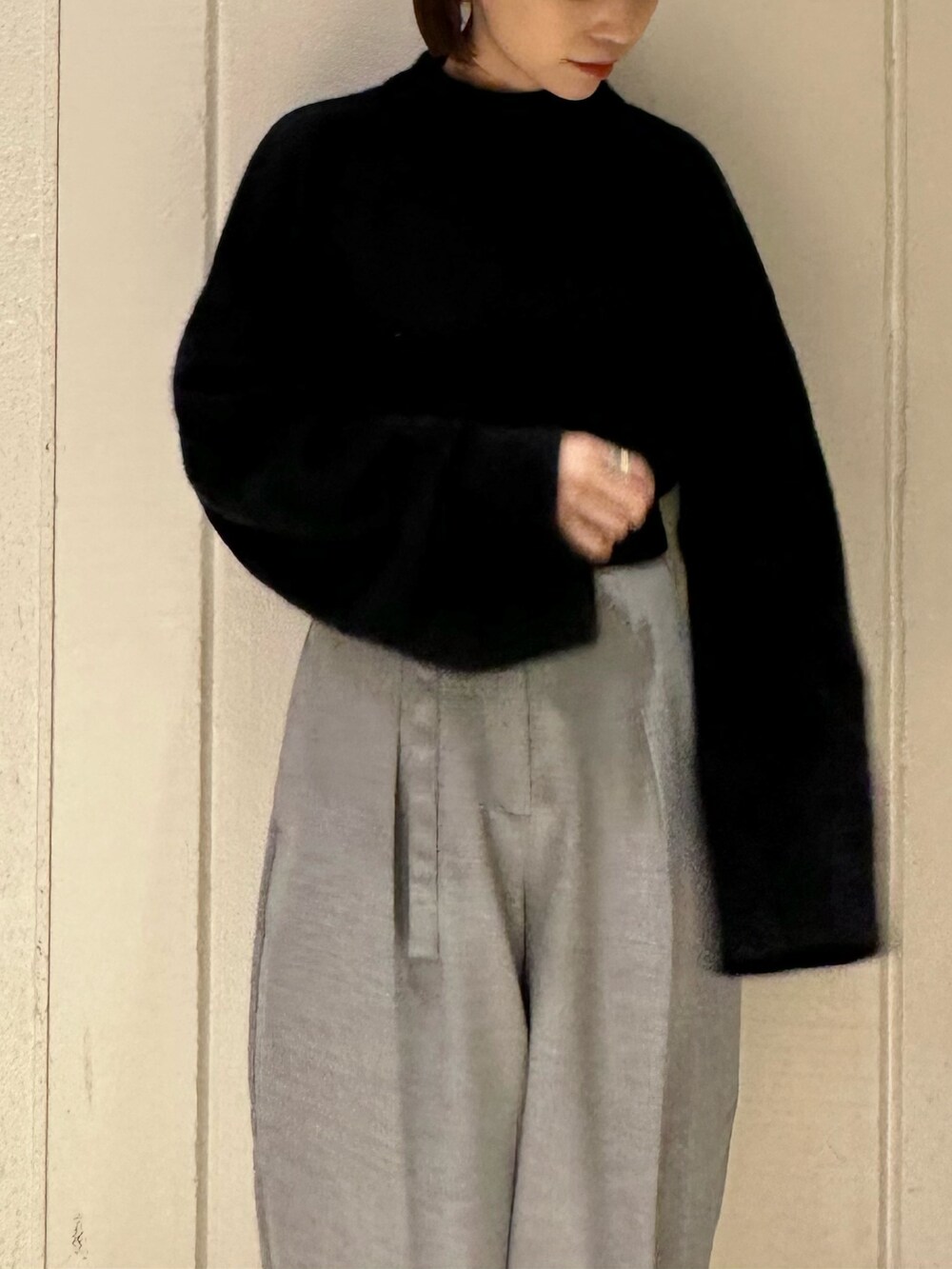 ブラック系のニット/セーター、グレー系のその他パンツ、ブラック系のブーツを着用したレディースの冬コーディネートの8枚目の写真