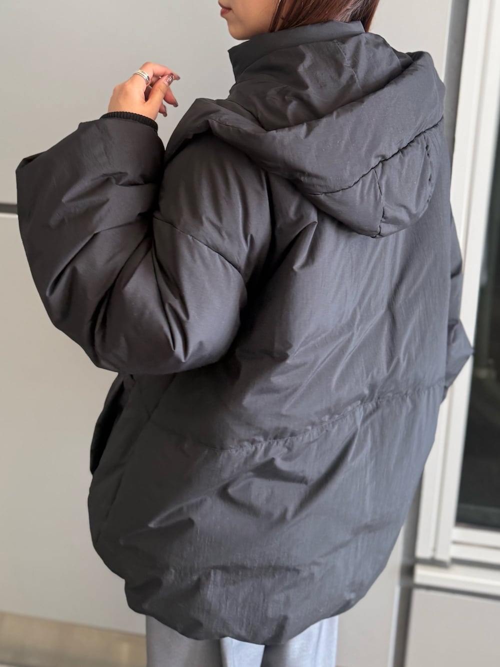 グレー系のニット/セーター、グレー系のその他パンツ、ブラック系のローファーを着用したレディースの冬コーディネートの6枚目の写真