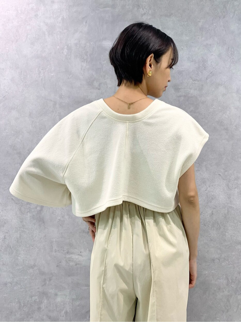 イエロー系のかごバッグを着用したレディースの春コーディネートの6枚目の写真