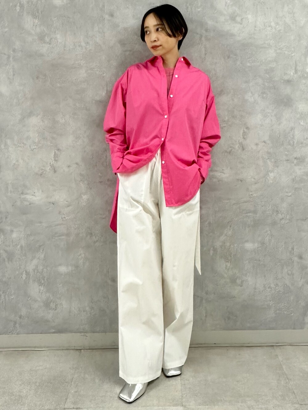 シルバー系のパンプス、ホワイト系のその他パンツ、ピンク系のシャツ/ブラウスを着用したレディースの春コーディネートの3枚目の写真