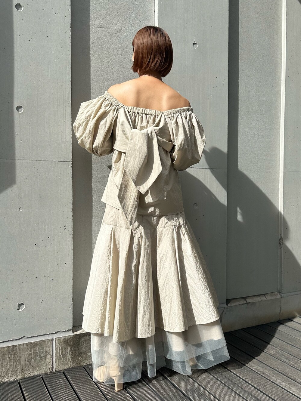 ベージュ系のブーツ、ベージュ系のスカート、ベージュ系のシャツ/ブラウスを着用したレディースの秋コーディネートの3枚目の写真