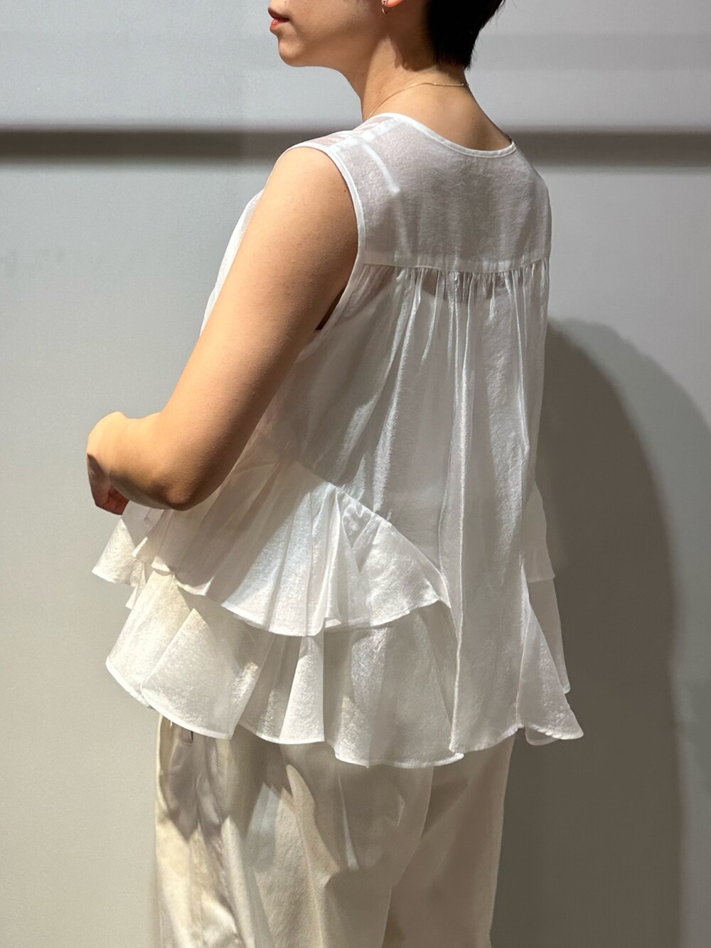 ホワイト系のサンダル、ホワイト系のその他パンツ、ホワイト系のシャツ/ブラウスを着用したレディースの春コーディネートの7枚目の写真