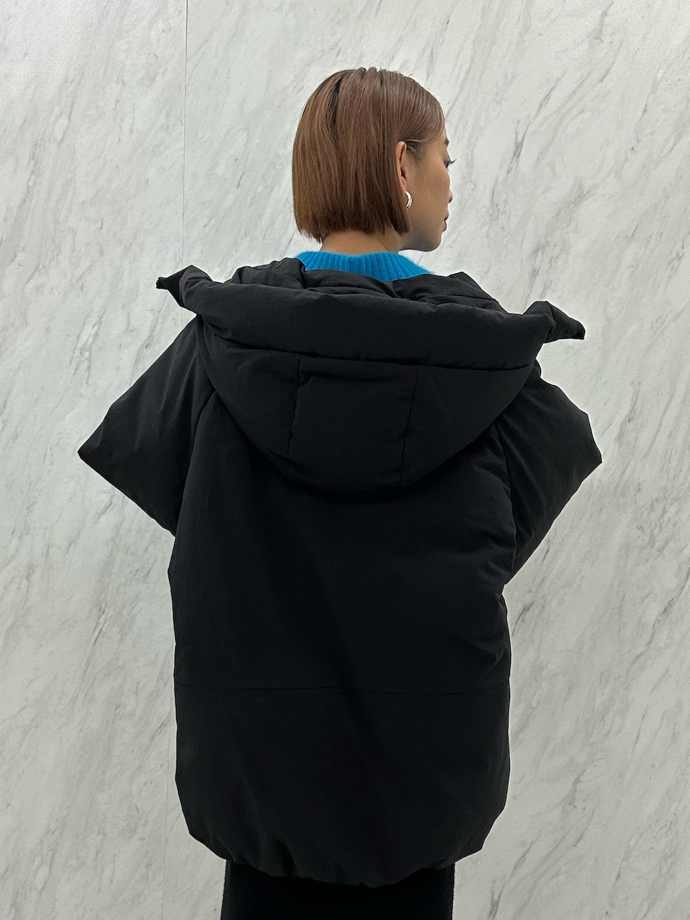 ブラック系のブーツ、ブラック系のスカート、ブラック系のダウンジャケット/コートを着用したレディースの秋コーディネートの7枚目の写真