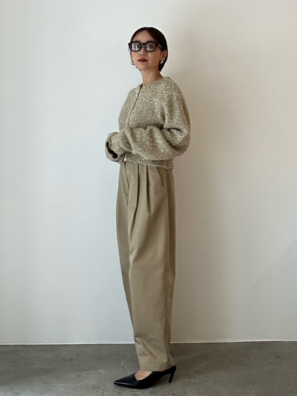 ゴールド系のカーディガン/ボレロ、ベージュ系のその他パンツ、ブラック系のサンダルを着用したレディースの冬コーディネートの3枚目の写真