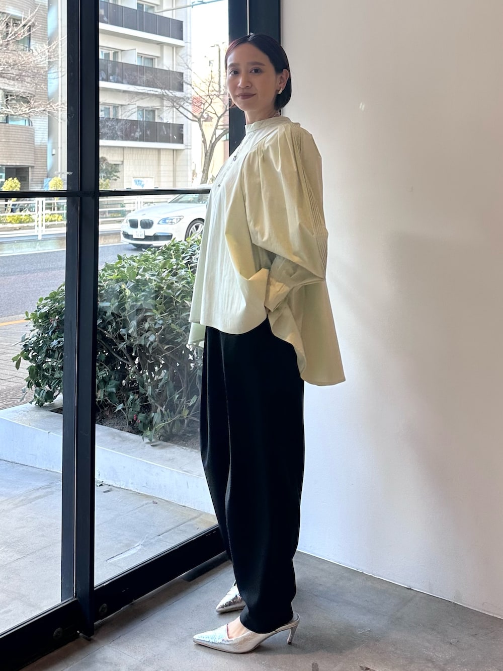 「ELENDEEK、エレンディーク、ブラウス、ミントグリーン、春コーデ、キレイめ、きれいめカジュアル、きれいめ、きれいめコーディネート、キレイめカジュアル、キレイめコーデ、ママコーデ」｜「ELENDEEKのカーブタックパンツ（その他パンツ、ブラック系）」を使った、azusaさん（レディース・153cm）の冬コーディネートの2枚目の写真