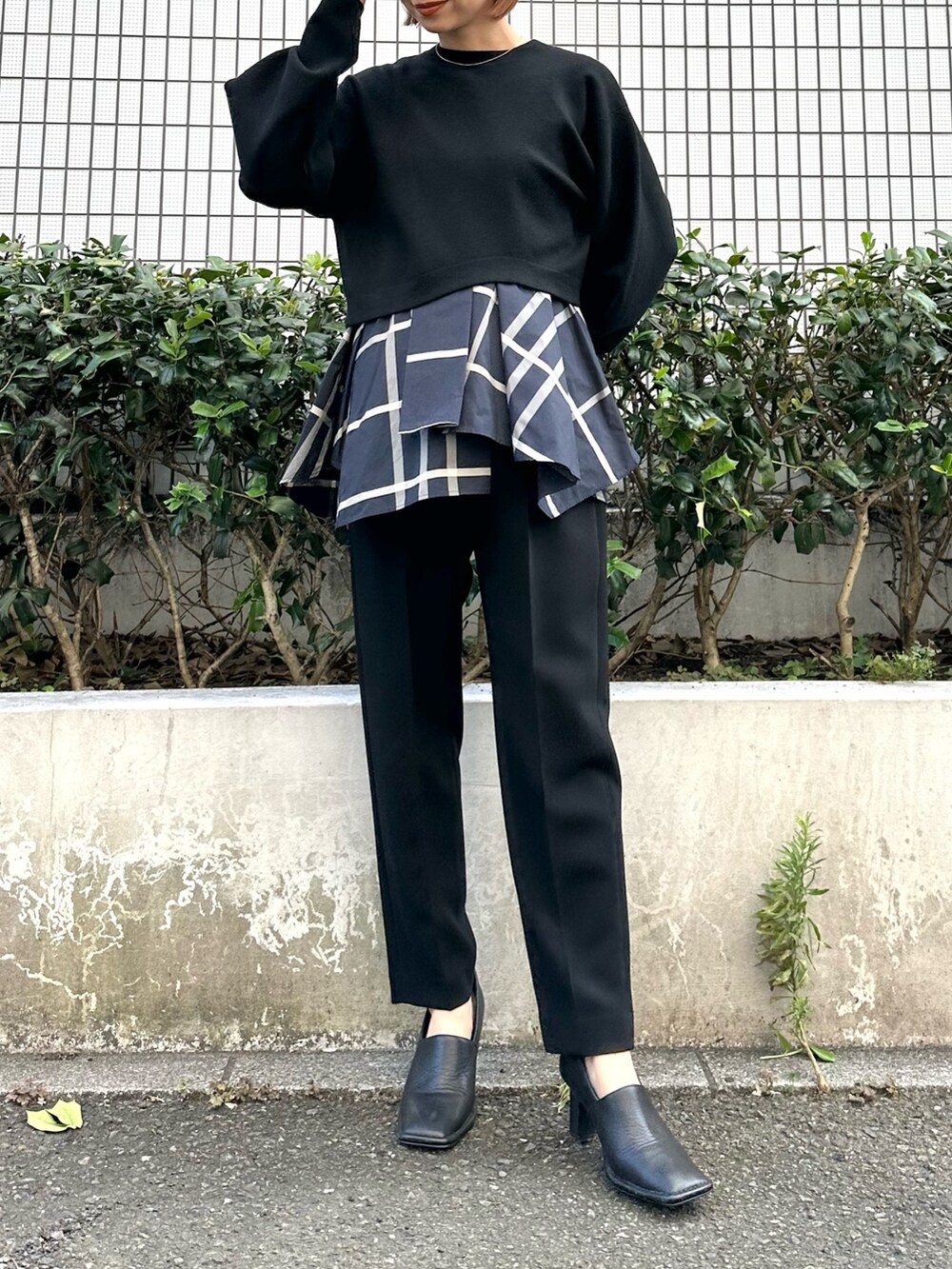 その他のニット/セーター、ブラック系のパンプス、ブラック系のその他パンツを着用したレディースの夏コーディネートの2枚目の写真