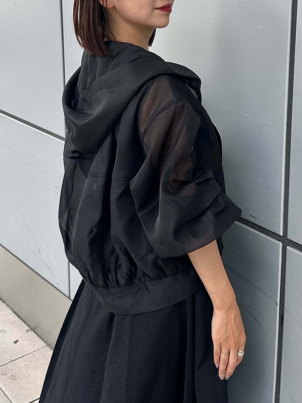 ブラック系のワンピース、その他のパンプス、ブラック系のブルゾンを着用したレディースの夏コーディネートの7枚目の写真