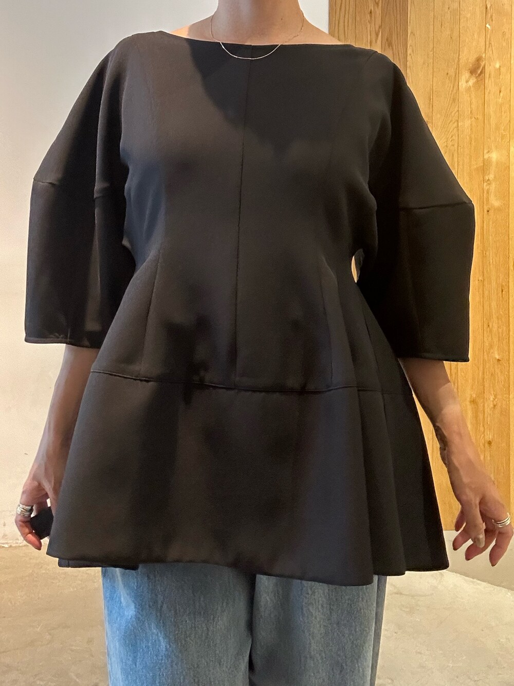 ブラック系のシャツ/ブラウス、ブルー系のデニムパンツ、シルバー系のパンプスを着用したレディースの夏コーディネートの5枚目の写真