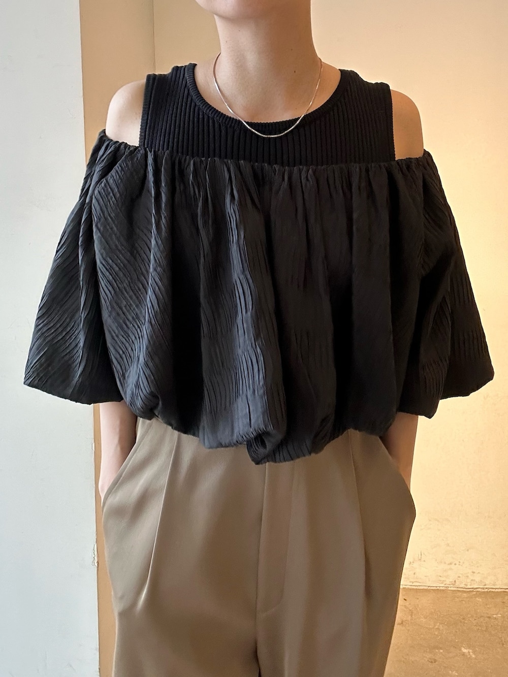 ブラック系のシャツ/ブラウス、ベージュ系のその他パンツ、ブラック系のパンプスを着用したレディースの春コーディネートの9枚目の写真