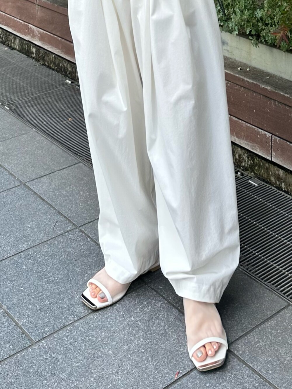 ホワイト系のサンダル、ホワイト系のその他パンツ、ベージュ系のブルゾンを着用したレディースの春コーディネートの7枚目の写真