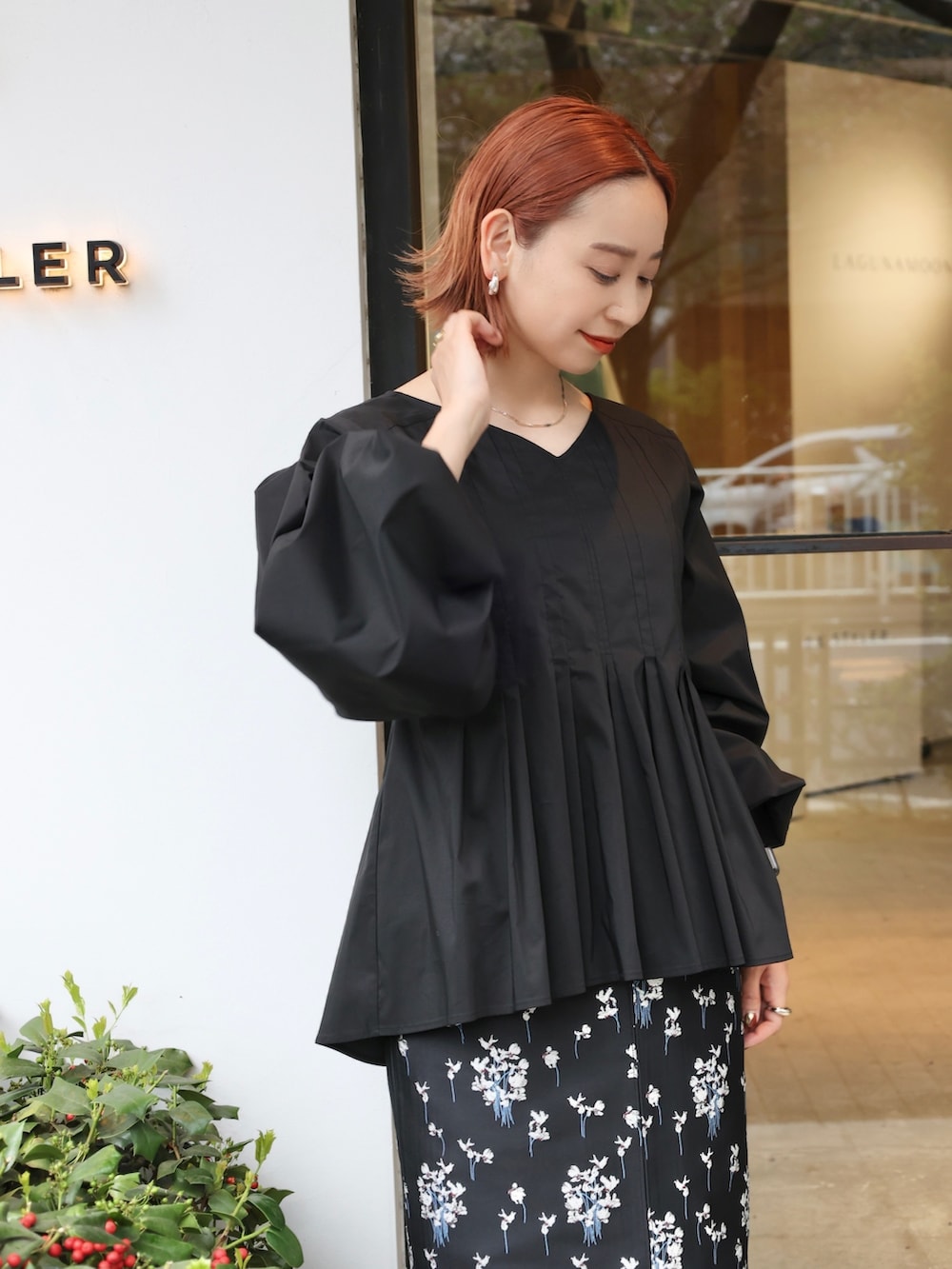 「ELENDEEK、エレンディーク、バックコンシャス、バックプリーツ、バックリボン、黒ブラウス、ブラウス、柄スカート、花柄スカート、プラットフォーム、厚底シューズ、スカート、スニーカー、キレイめ、低身長」｜「ELENDEEKのBACK TIE PLEATS MIX BL（シャツ/ブラウス、ブラック系）」を使った、azusaさん（レディース・153cm）の春コーディネートの6枚目の写真
