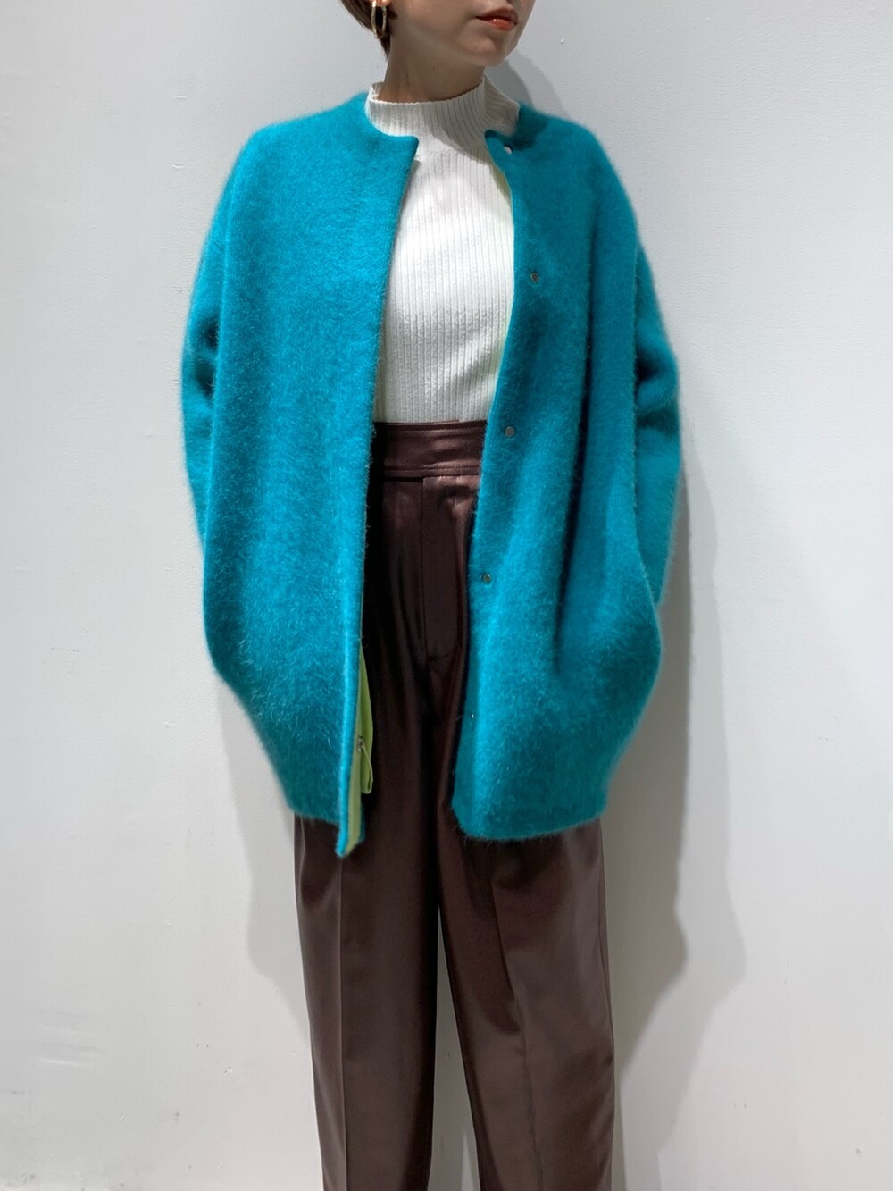 グリーン系のカーディガン/ボレロ、ブラウン系のその他パンツ、ブラック系のブーツを着用したレディースの秋コーディネートの4枚目の写真