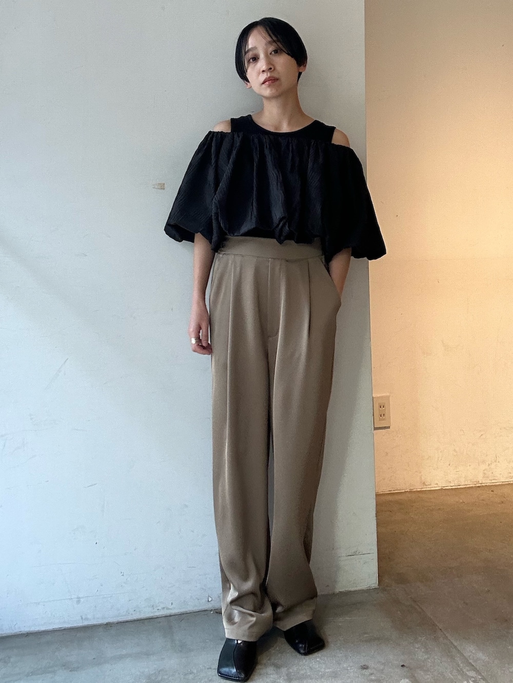 ブラック系のシャツ/ブラウス、ベージュ系のその他パンツ、ブラック系のパンプスを着用したレディースの春コーディネートの3枚目の写真