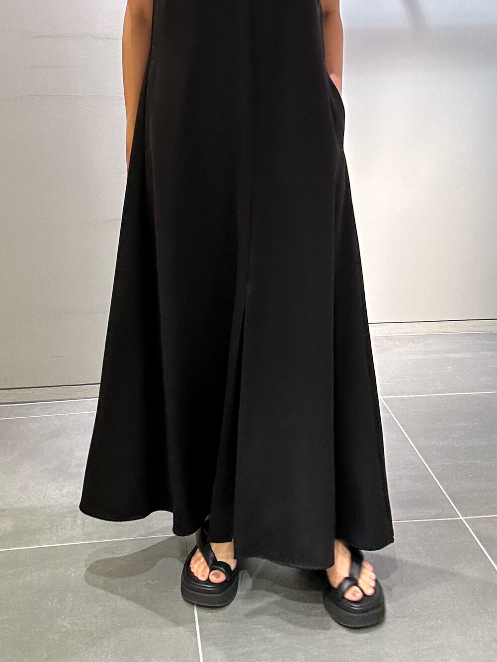 ブラック系のワンピース、ブラック系のサンダル、ブラック系のショルダーバッグを着用したレディースの夏コーディネートの7枚目の写真