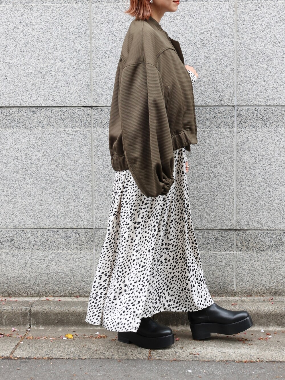 グリーン系のブルゾン、その他のワンピース、ブラック系のブーツを着用したレディースの春コーディネートの4枚目の写真