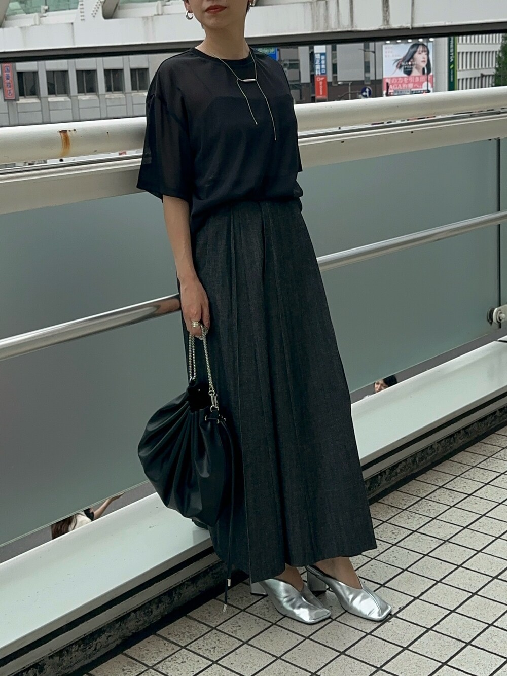 「ELENDEEK、エレンディーク、スカート、スカートスタイル、スカートコーデ、ロングスカート、プリーツスカート、メタリック、シルバー、キャミソール、プリーツ、シルバーシューズ、低身長、ママコーデ、ブラックコーデ」｜「ELENDEEKのSHINY CAMI SET SHEER CS（Tシャツ/カットソー、ブラック系）」を使った、azusaさん（レディース・153cm）の夏コーディネートの3枚目の写真